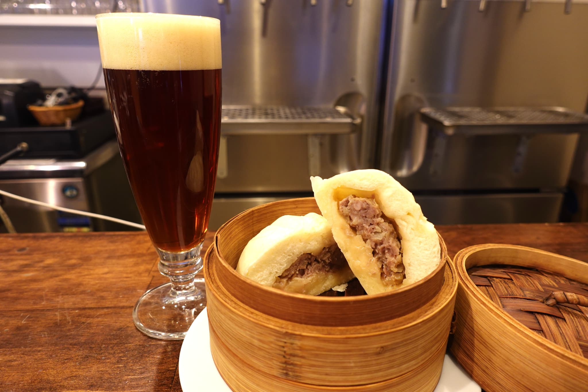 肉々しい手打ち肉まん　新月ビール ベルジャンダークエール